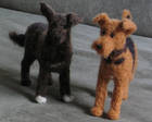 Neulahuovutettuja koiria, tehty yksilöllisesti valokuvien pohjalta